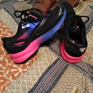 EUC sz 7 BROOKS LAUNCH 4